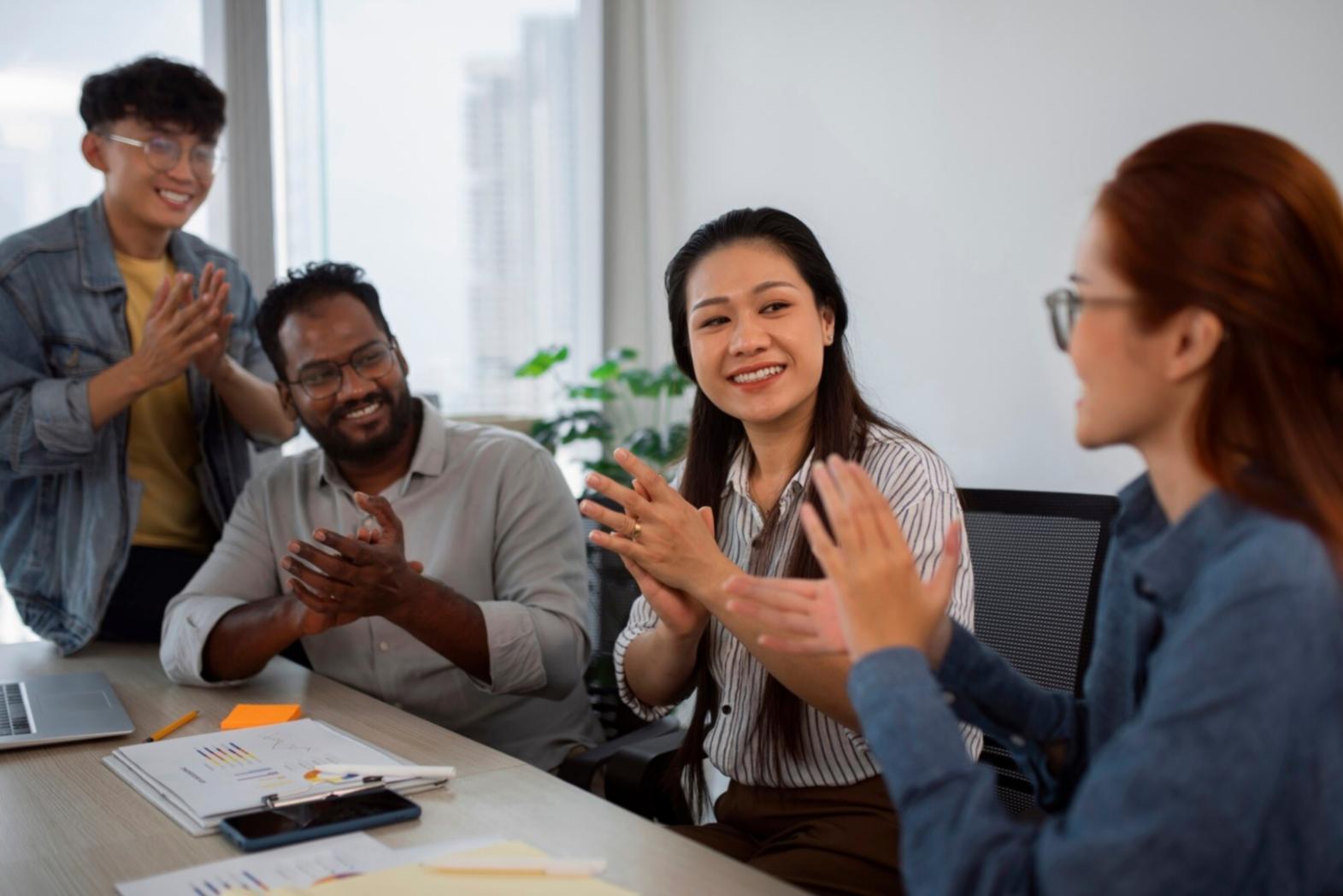 Strategische Finanzplanung mit Dokumenten und Grafiken